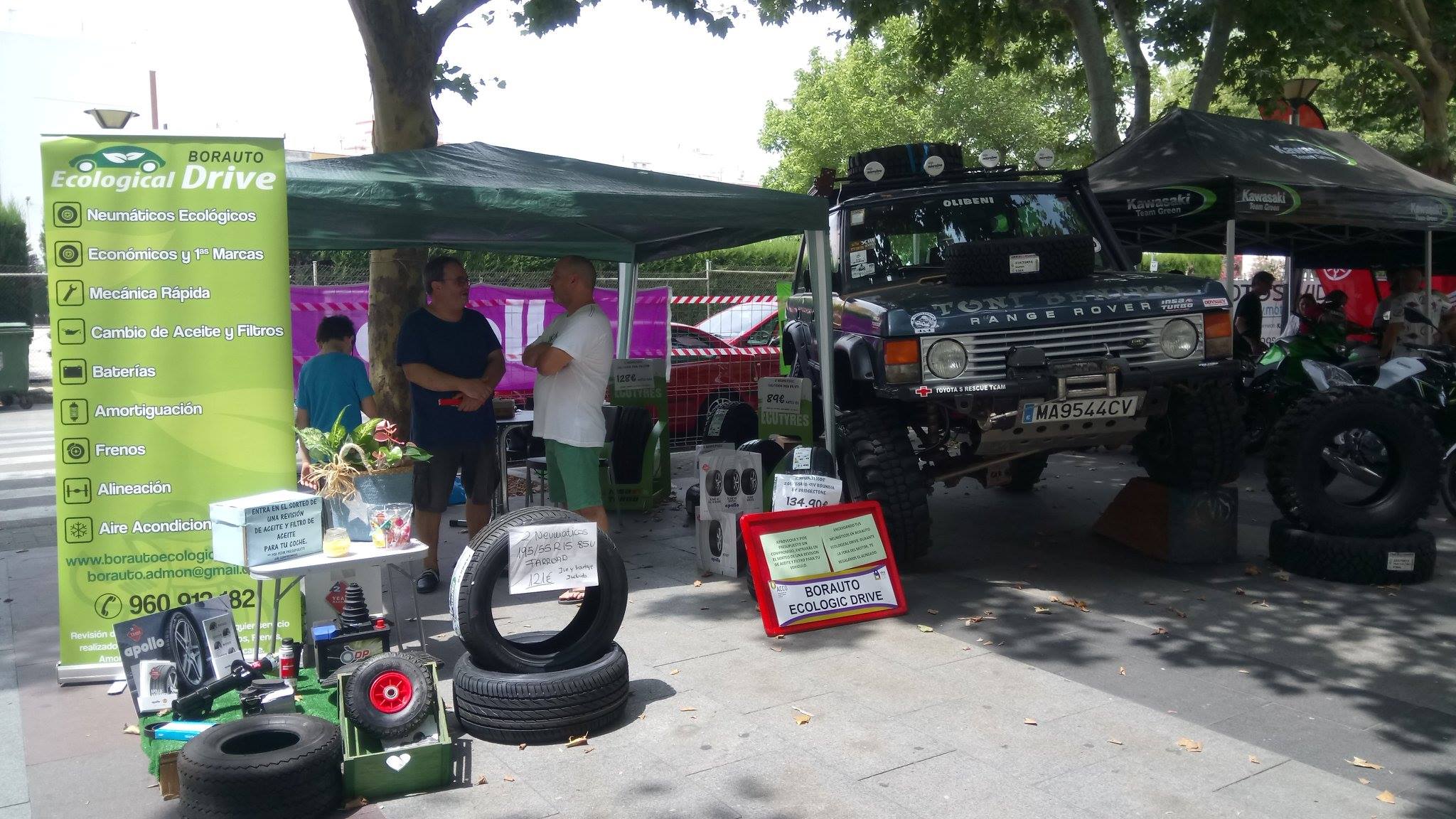 clientes en el stand de la feria del motor oliva